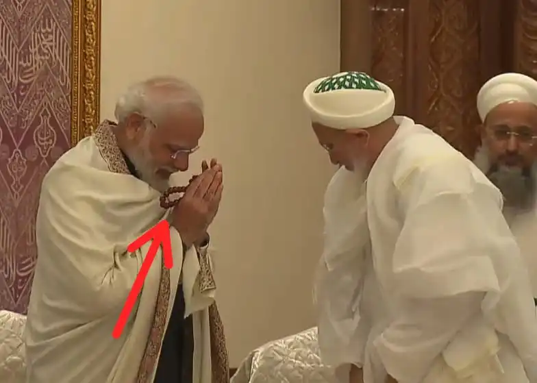 PM Modi thanking Muslim scholar for the mala
