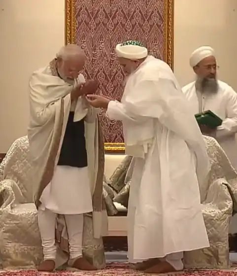 zoom version of PM Modi making hand gesture like he is offering namaz