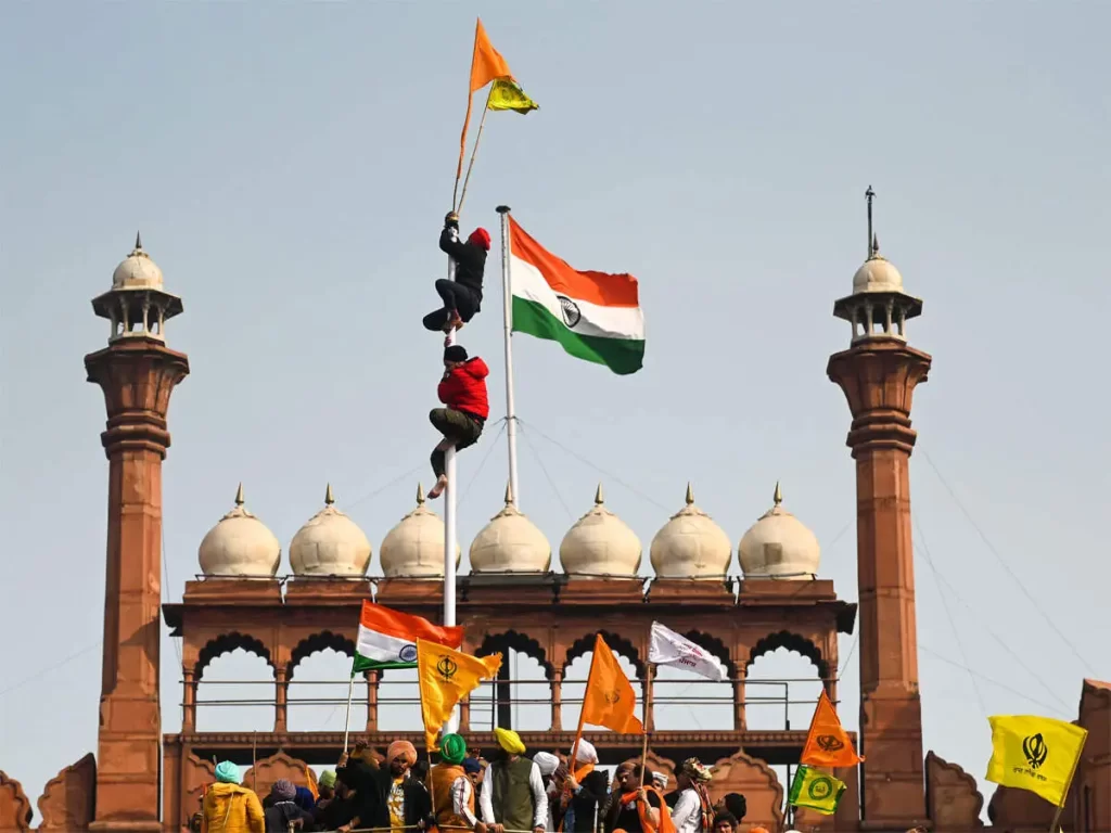 Khalistan supporters replaced the tricolor with Sikh flag at Red Fort.