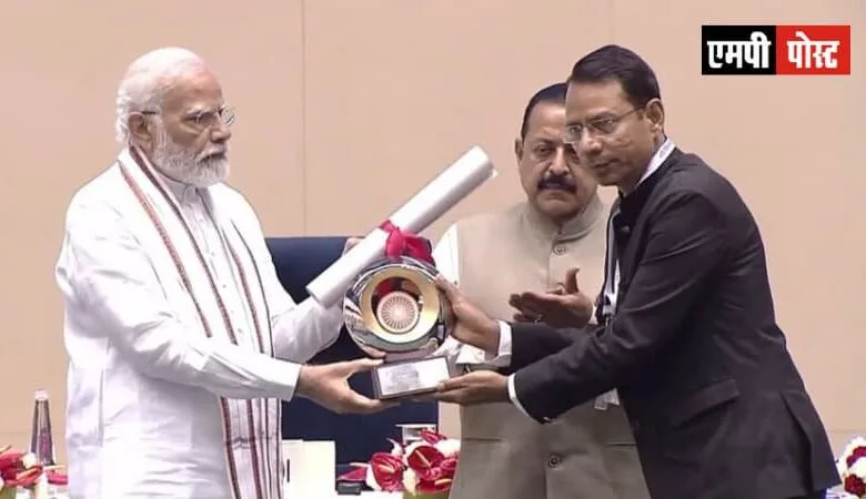 Collector Sanjay Kumar receiving excellence award.
